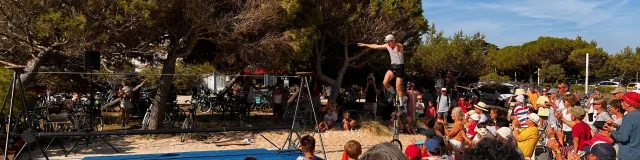 Spectacle en plein air pour enfants à La Couarde, entouré de spectateurs