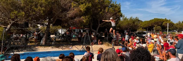 Spectacle en plein air pour enfants à La Couarde, entouré de spectateurs