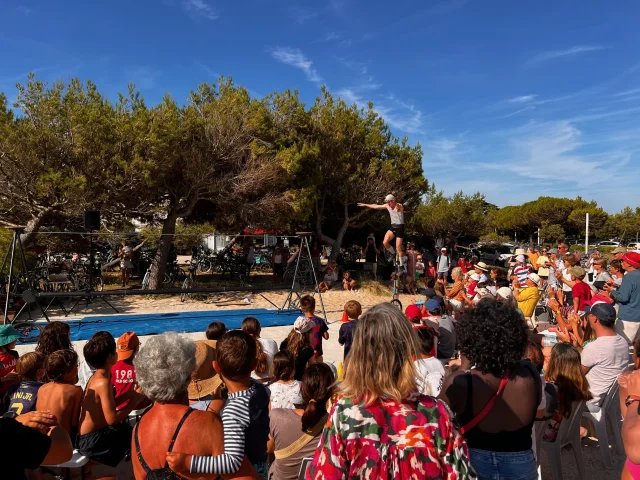 Spectacle en plein air pour enfants à La Couarde, entouré de spectateurs