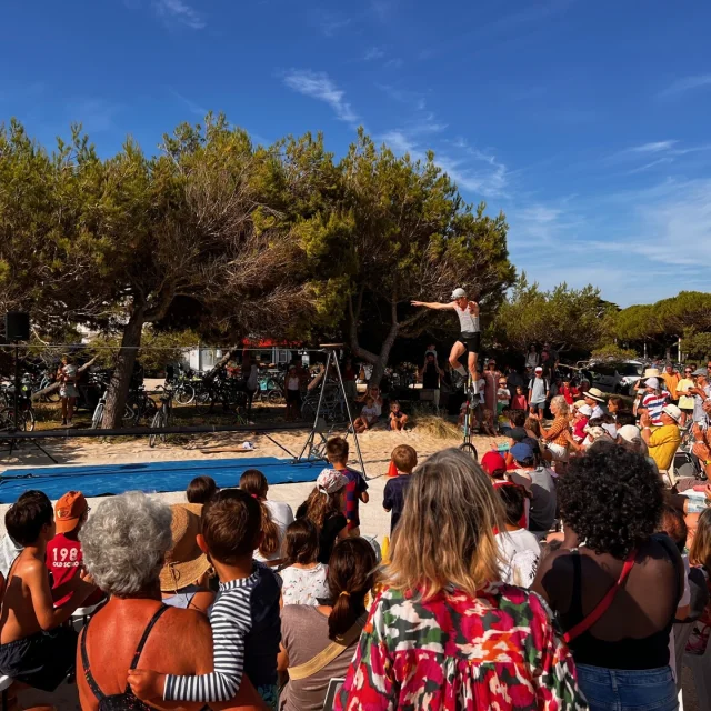 Spectacle en plein air pour enfants à La Couarde, entouré de spectateurs