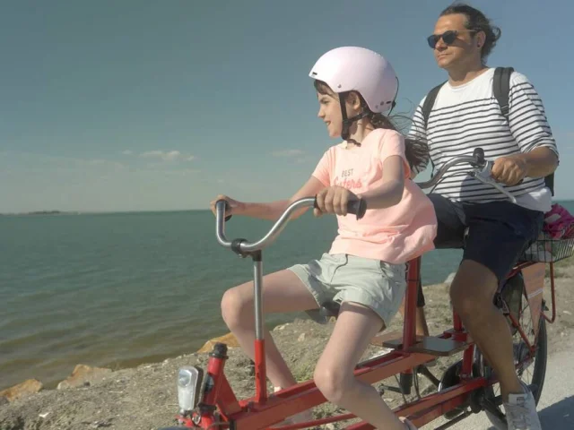 Famille en tandem sur un chemin côtier avec Holland Bikes