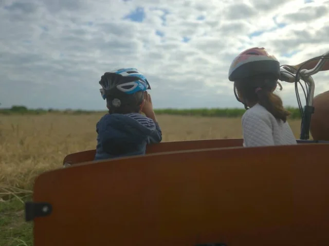 Vélo cargo transportant des enfants sur un chemin à Holland Bikes