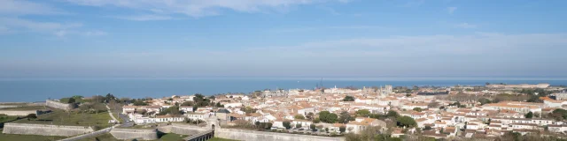 Vue aérienne des fortifications de Saint-Martin-de-Ré, montrant les remparts et la ville en arrière-plan.