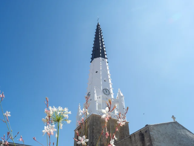 Clocher d'Ars-en-Ré vu de dessous avec des fleurs