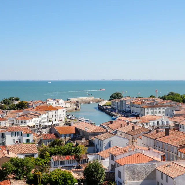 Vue sur la mer et les toits de Saint-Martin-de-Ré depuis le clocher observatoire.