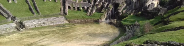 Vue panoramique des ruines de l'amphithéâtre romain de Saintes.