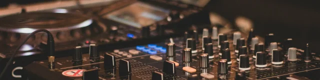 Console de mixage avec équipements DJ en arrière-plan